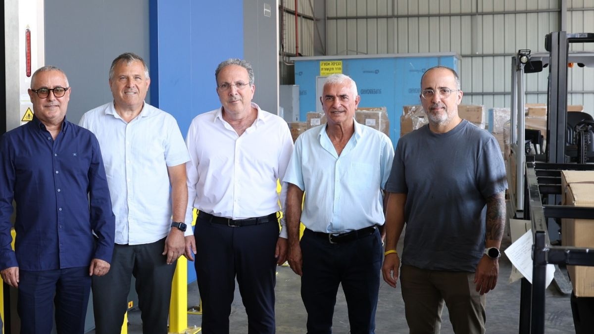 מימין: דני אלאלוף, המנהל המסחרי של קבוצת אלאלוף, ניסים איבגי, מנהל משקף ובדיקות מכס, נתן אלאלוף, נשיא ויו״ר קבוצת אלאלוף, עודד נצר, מנהל מכס אשדוד, וגבי כנפו, מנכ״ל קבוצת 207